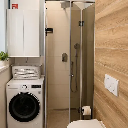 Urban Getaway With Free Parking Апартаменты *