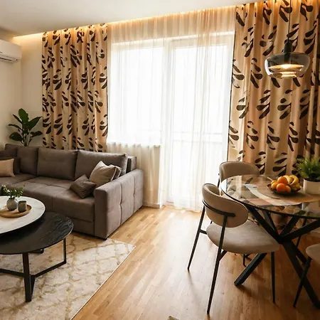 Urban Getaway With Free Parking Апартаменты *
