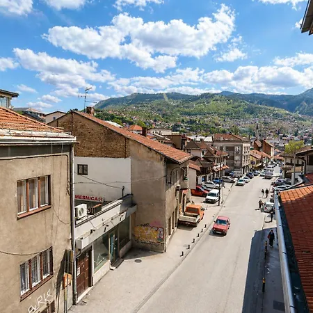 Апартаменты Urban Getaway With Free Parking