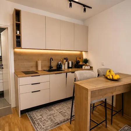 Urban Getaway With Free Parking Апартаменты *