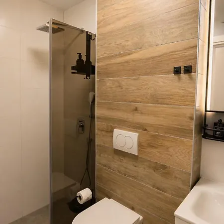 Urban Getaway With Free Parking *